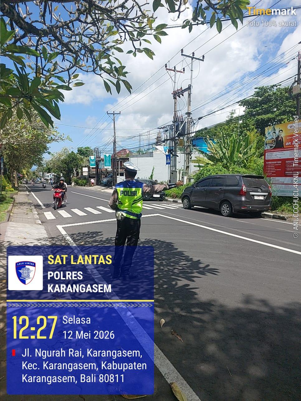 Tingkatkan Keselamatan Pelajar, Satlantas Polres Karangasem Rutin Sebrangkan Siswa SMA N 1 Amlapura   