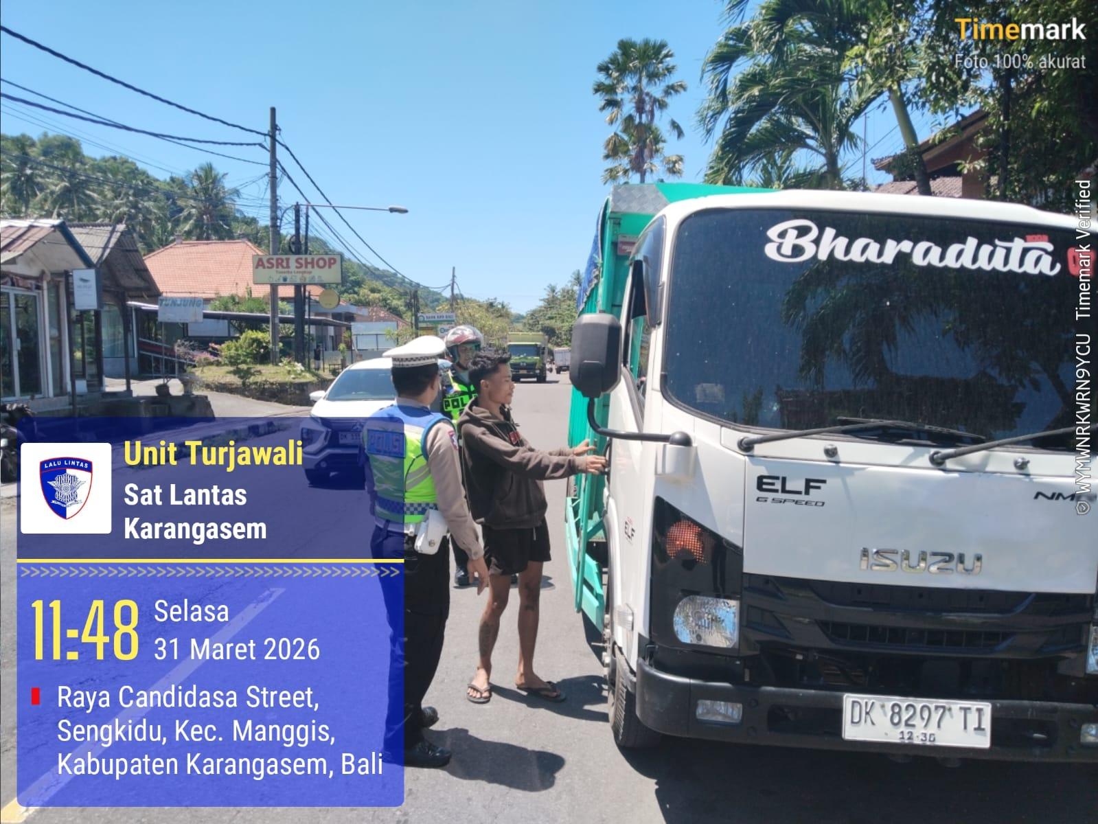 Satlantas Polres Karangasem Berikan Himbauan Parkir Truk di Obyek Wisata Candidasa