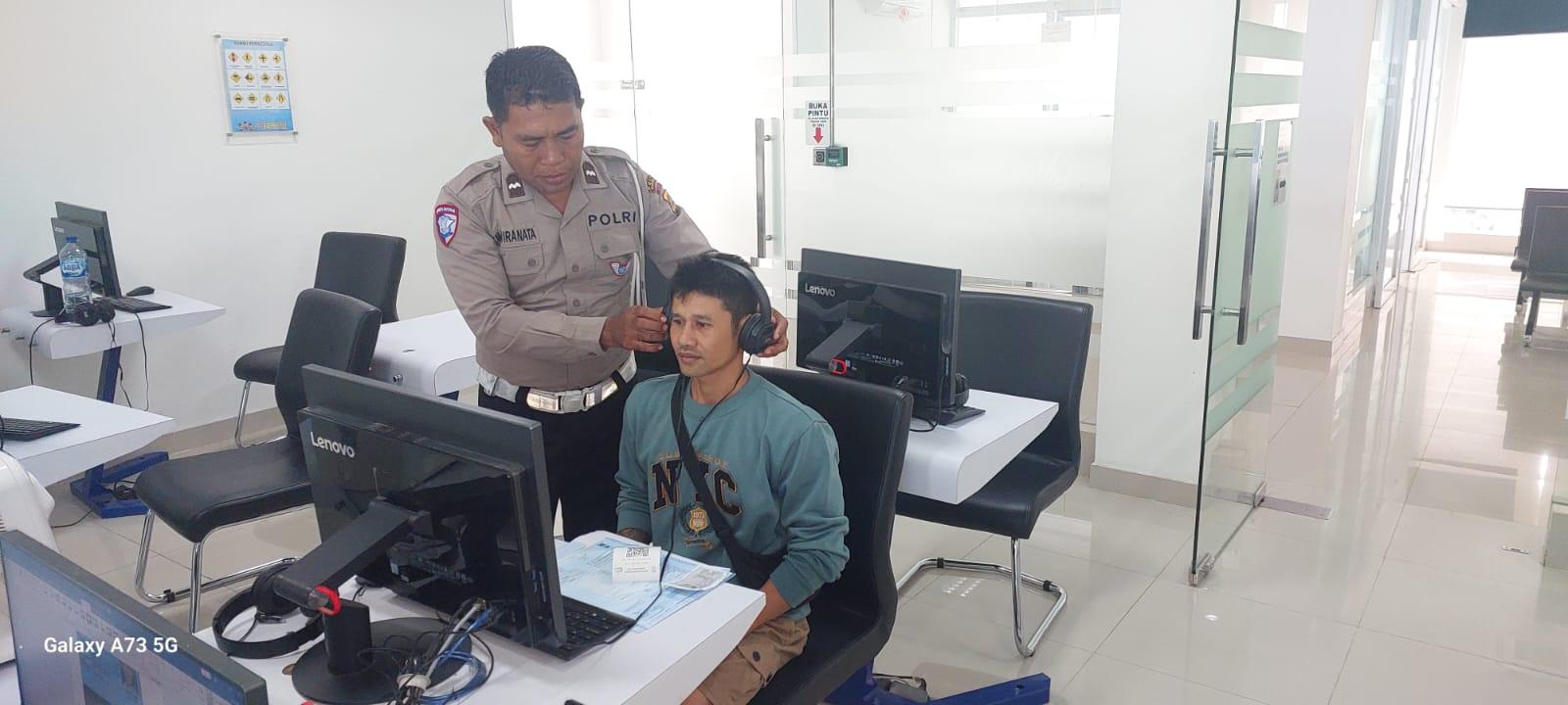 Personil Lantas Laksanakan Teori Avis Komputerisasi Bagi Pemohon SIM Baru