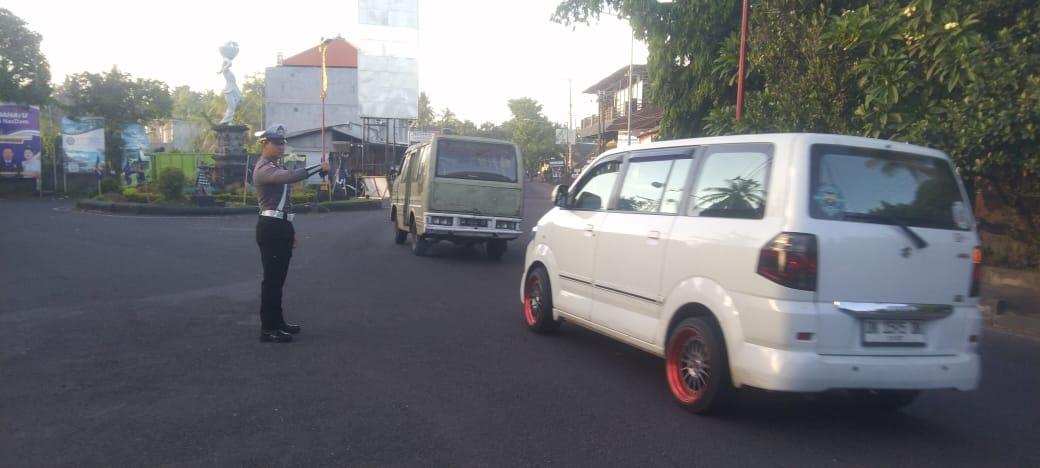 Unit Turjawali Sat Lantas melaksanakan Pengaturan dan Penjagaan di Pos 3 Patung Salak Jasri