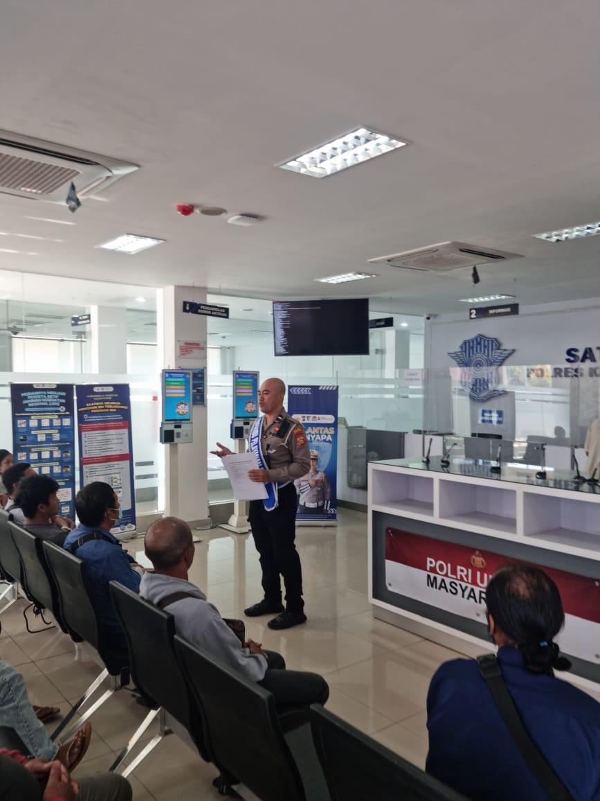 Pelayanan Humanis Personil Lantas Sebagai Pemandu Kepada Setiap Pemohon SIM di Satpas Polres Karangasem