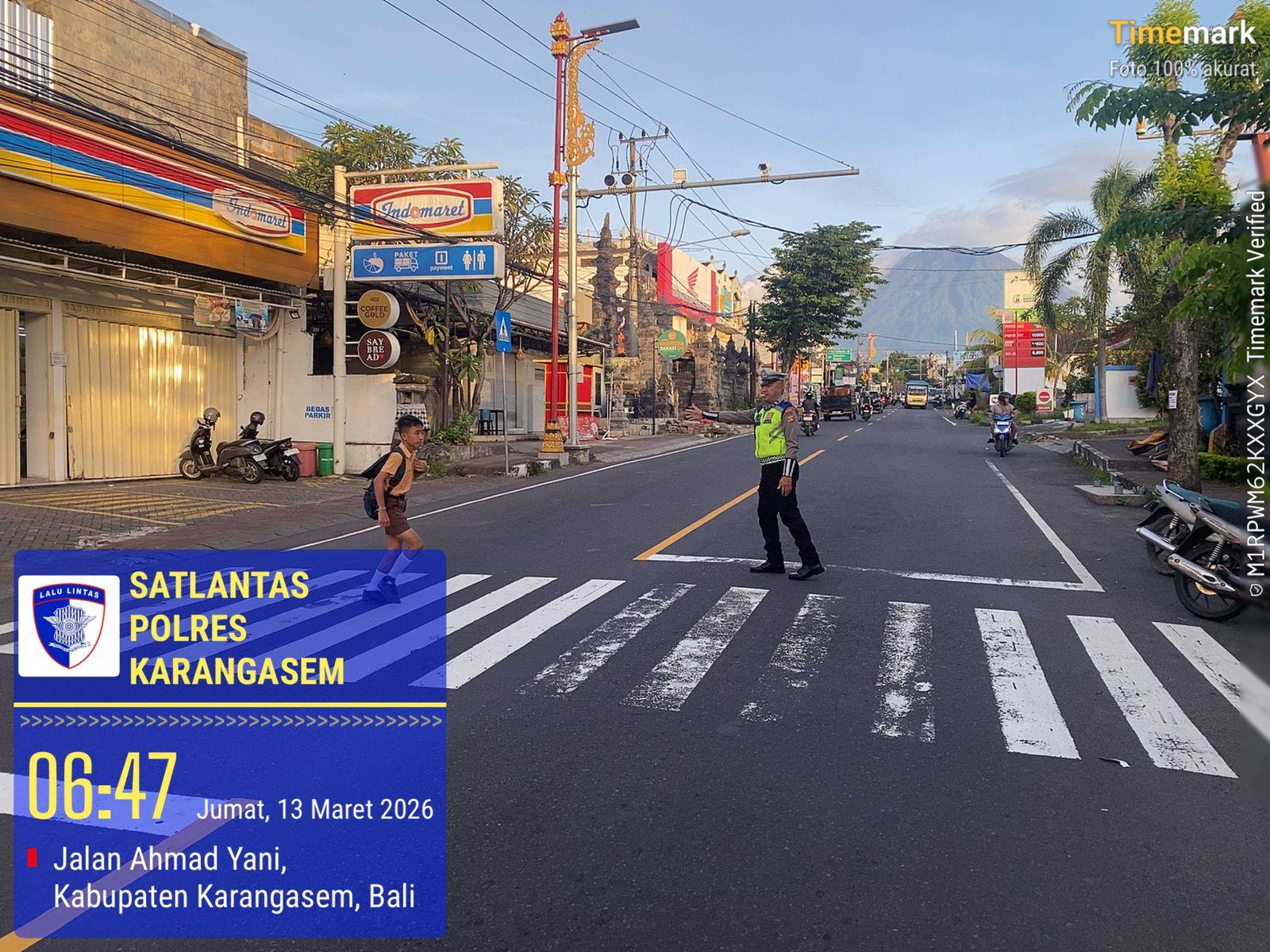 Polisi Sahabat Anak, Anggota Lantas Polres Karangasem Laksanakan Penyebrangan Pelajar SD Negeri 4 Subagan