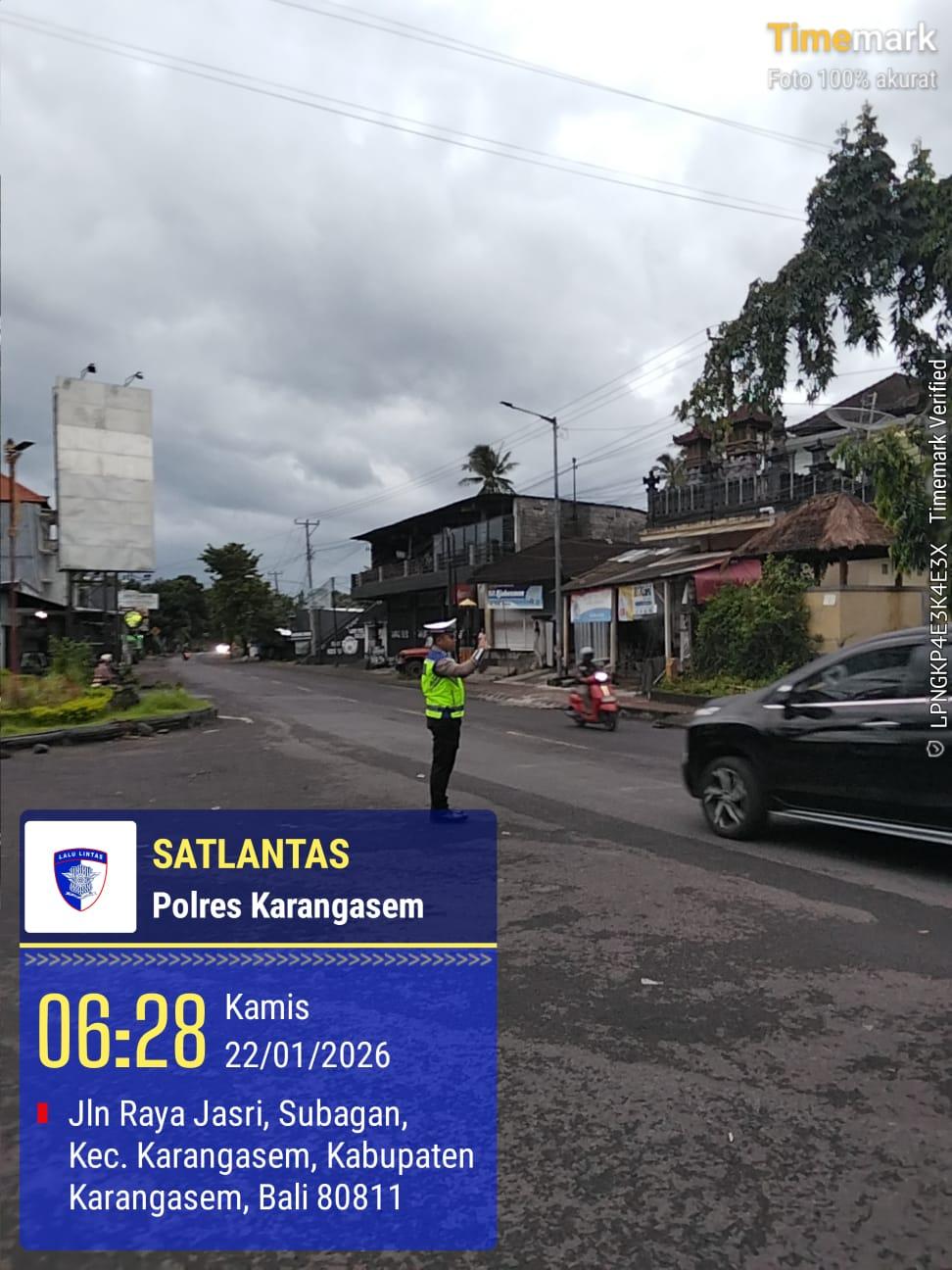 Unit Turjawali Sat Lantas melaksanakan Pengaturan dan Penjagaan di Pos 3 Patung Salak Jasri