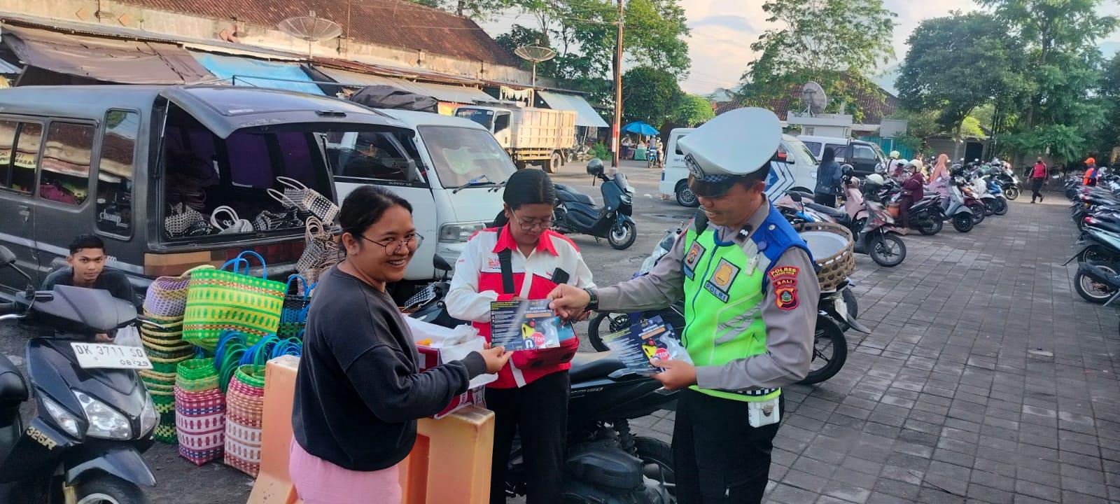 Operasi Cipkon Agung 2026 Menjelang rangkaian Hari Raya Nyepi Tahun Saka 1948 dan Idul Fitri 1447 H, Satlantas Polres Karangasem Bagikan Brosur keselamatan Berlalulintas