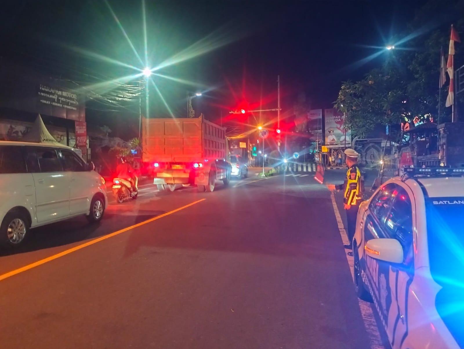 Sat Lantas Polres Karangasem Laksanakan Pengaturan Pada Malam Hari
