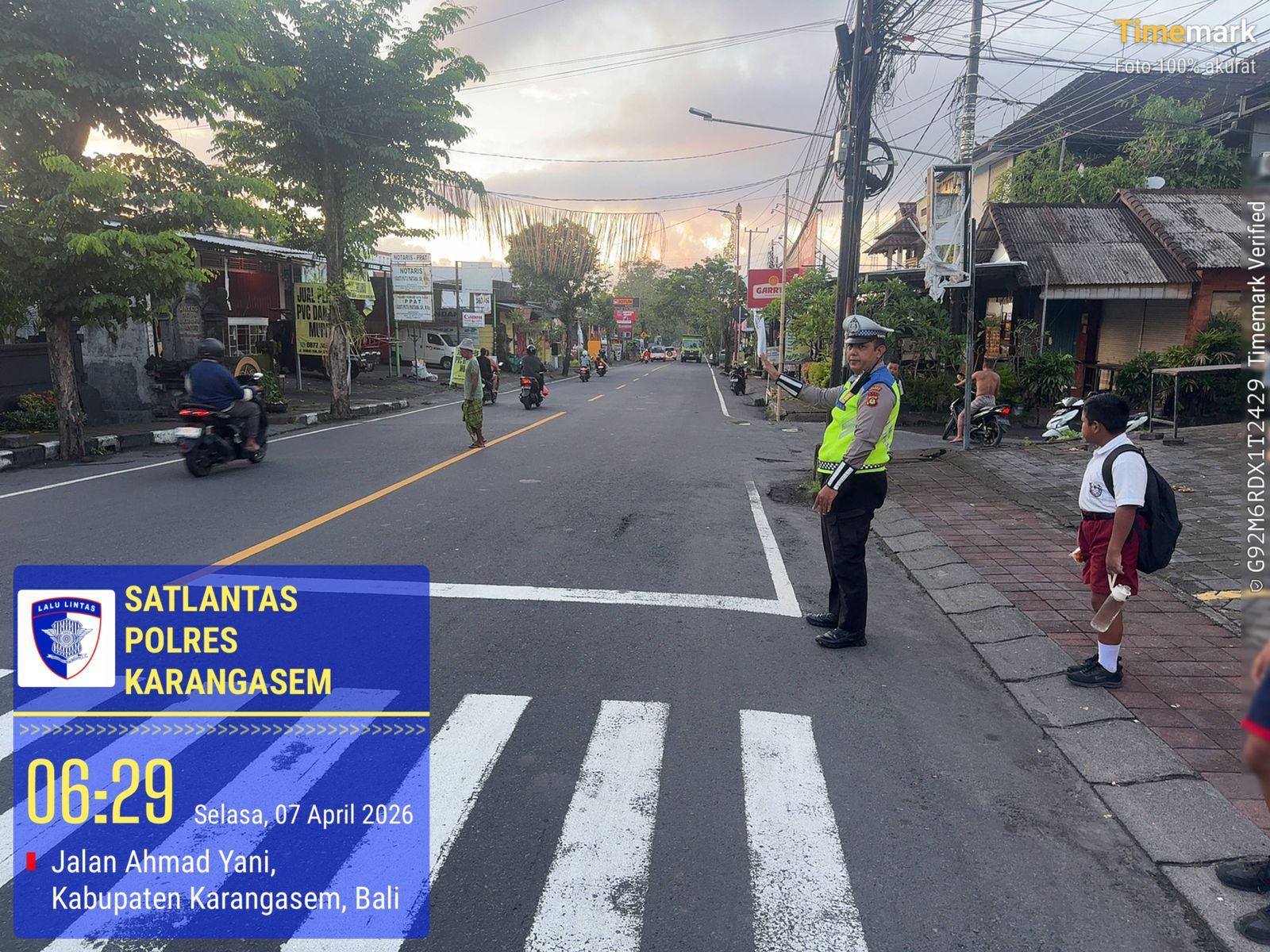 Cegah Kecelakaan Anak Sekolah Personil Lantas Laksanakan Penyebrangan di SD Negeri 1 Subagan