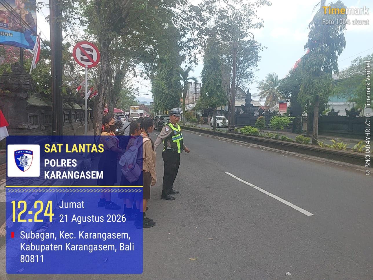 Anggota Lantas Polres Karangasem Laksanakan Penyebrangan Pelajar SMP N 2 Amlapura