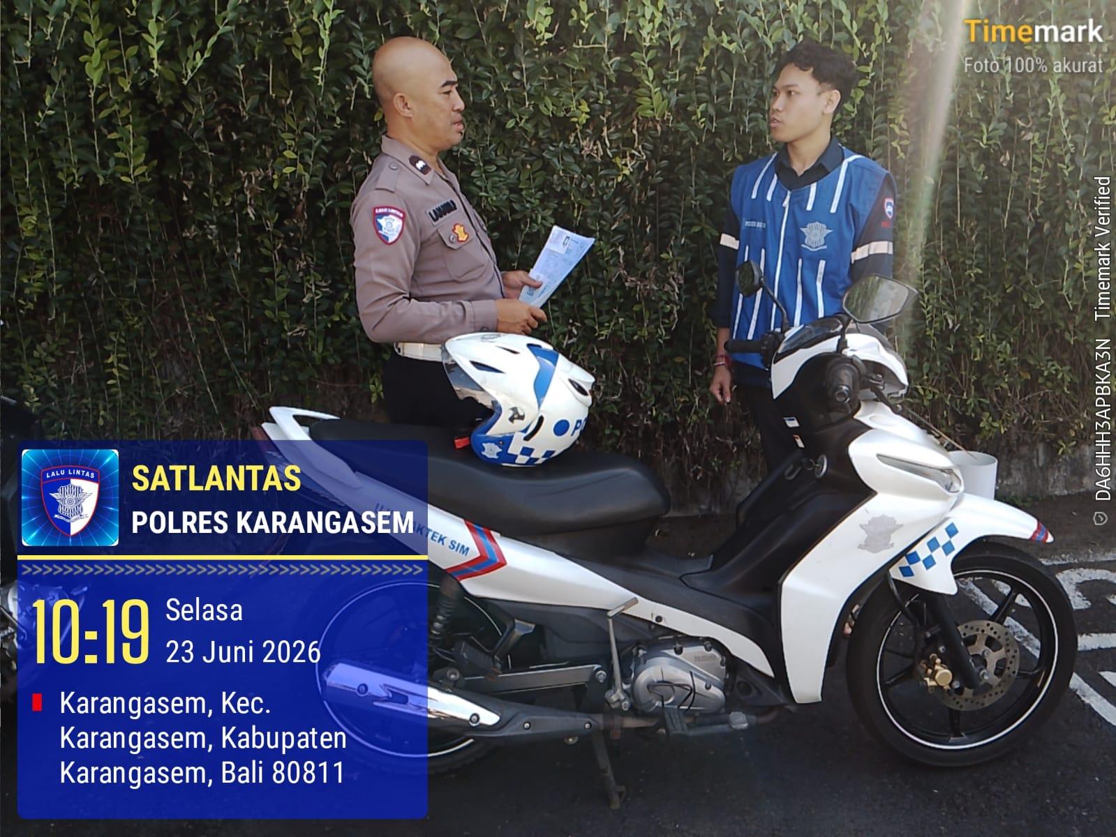 Pastikan Kelayakan dan Keselamatan Berkendara, Pemohon SIM Baru Jalani Uji Praktek di Polres Karangasem