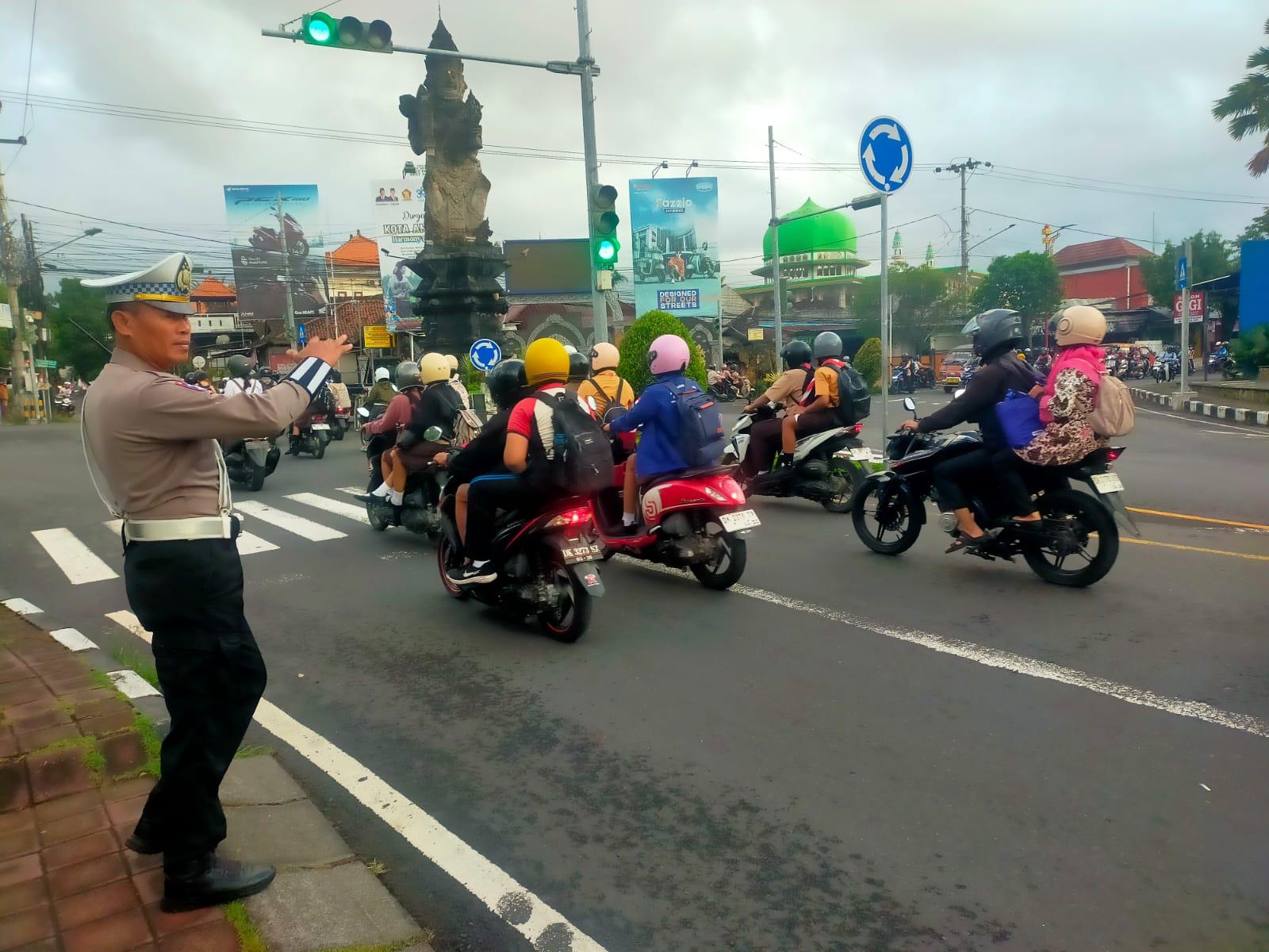Personil Lantas Laksanakan Gatur Pagi Demi Ketertiban Dan Kelancaran Arus Lalin Di Ktl 1 Subagan
