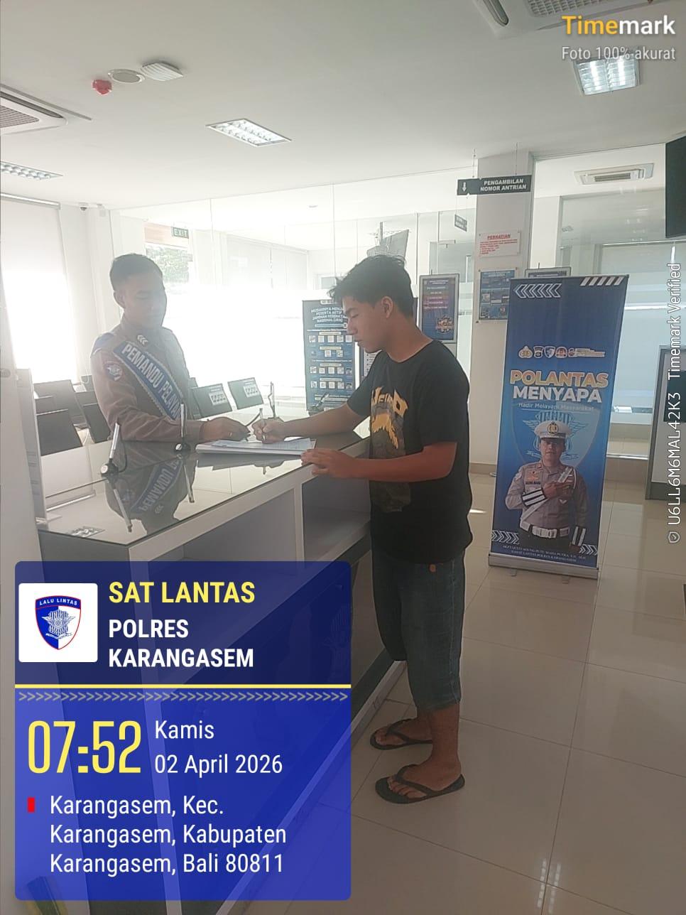 Pelayanan Humanis Personil Lantas Sebagai Pemandu Kepada Setiap Pemohon SIM di Satpas Polres Karangasem