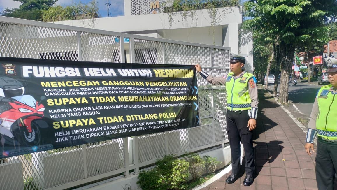 Ops Keselamatan Agung 2026, Sat Lantas Polres Karangasem Membentangkan Spanduk Keselamatan Berlalulintas