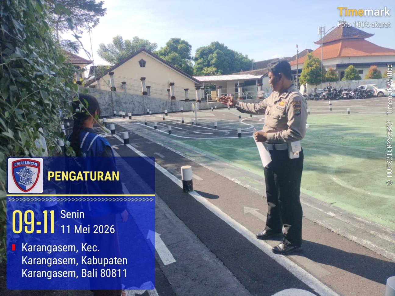 Personil Lantas Langsung Arahkan Dan Awasi Pelaksanaan Praktek Uji Kemahiran Mengemudi Bagi Pemohon SIM Baru