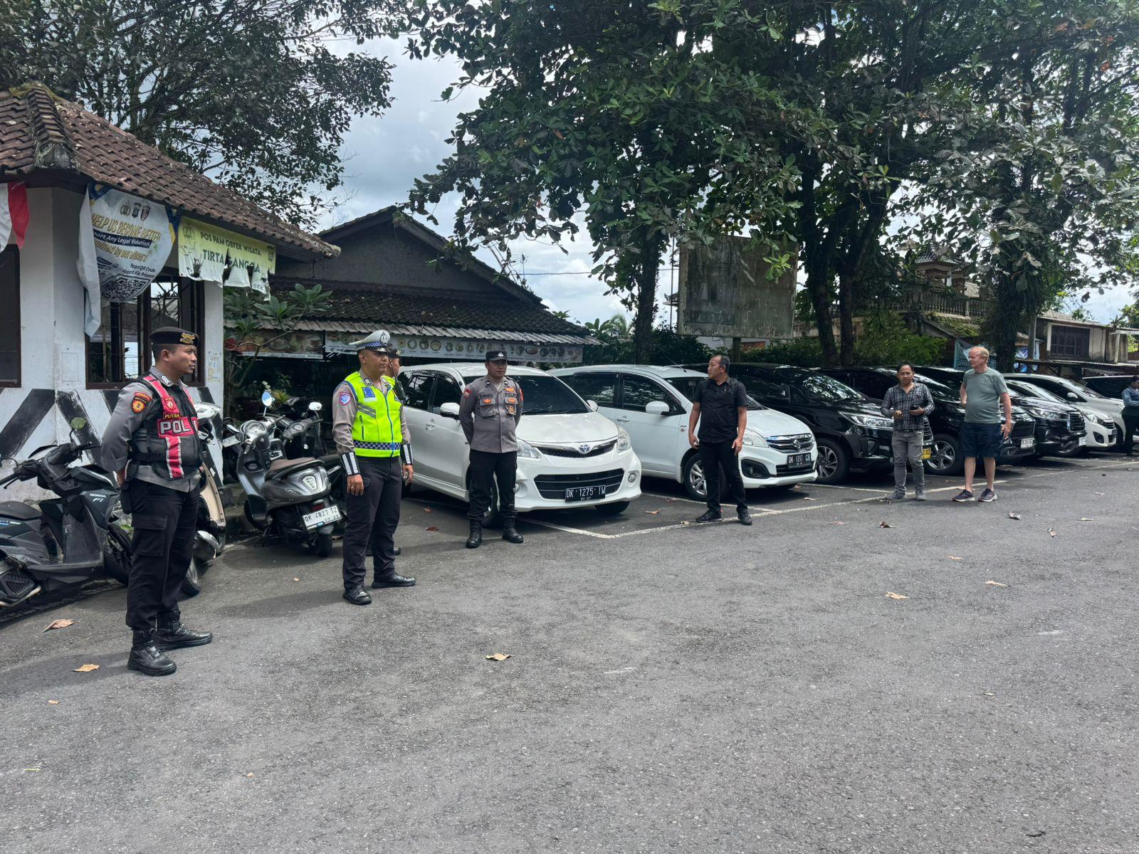 Sat Lantas Melaksanakan Pengamanan di Obyek Wisata Tirtagangga