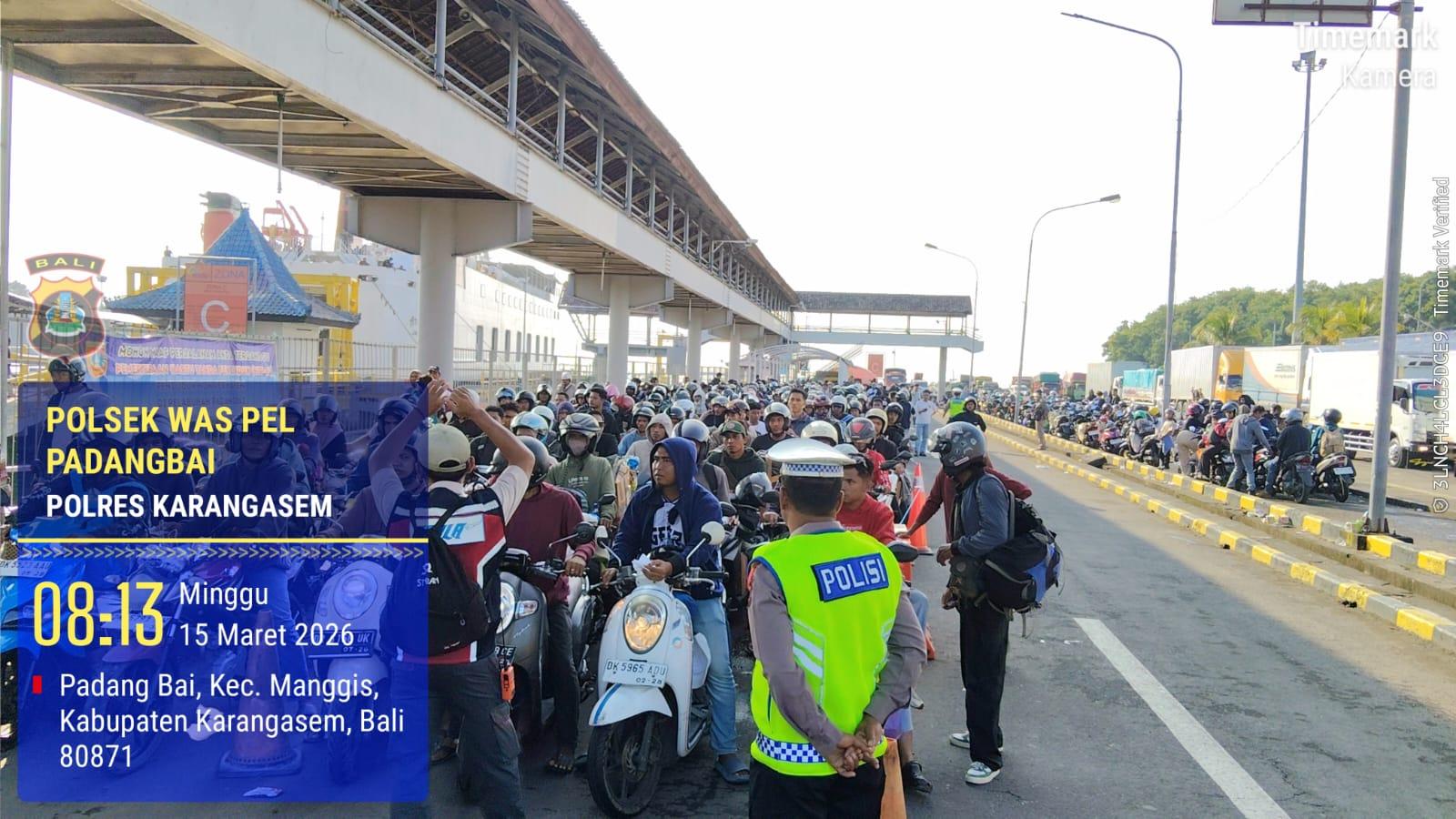Personil Lantas Melaksanakan Pemeriksaan Secara Ketat Di Pelabuhan Padangbai