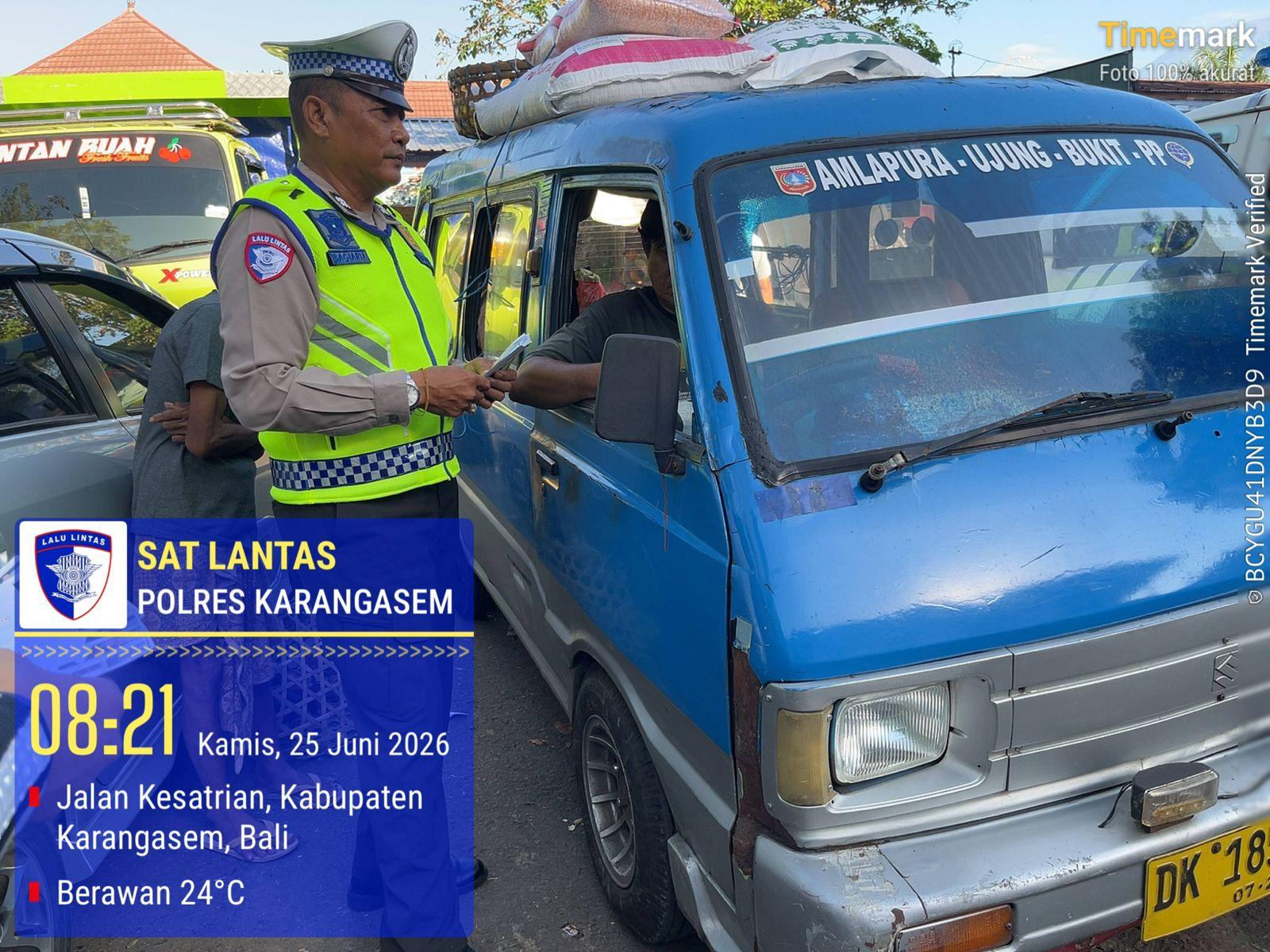 Personel lantas memberikan himbauan dan Pembagian Brosur Kamseltibcarlantas