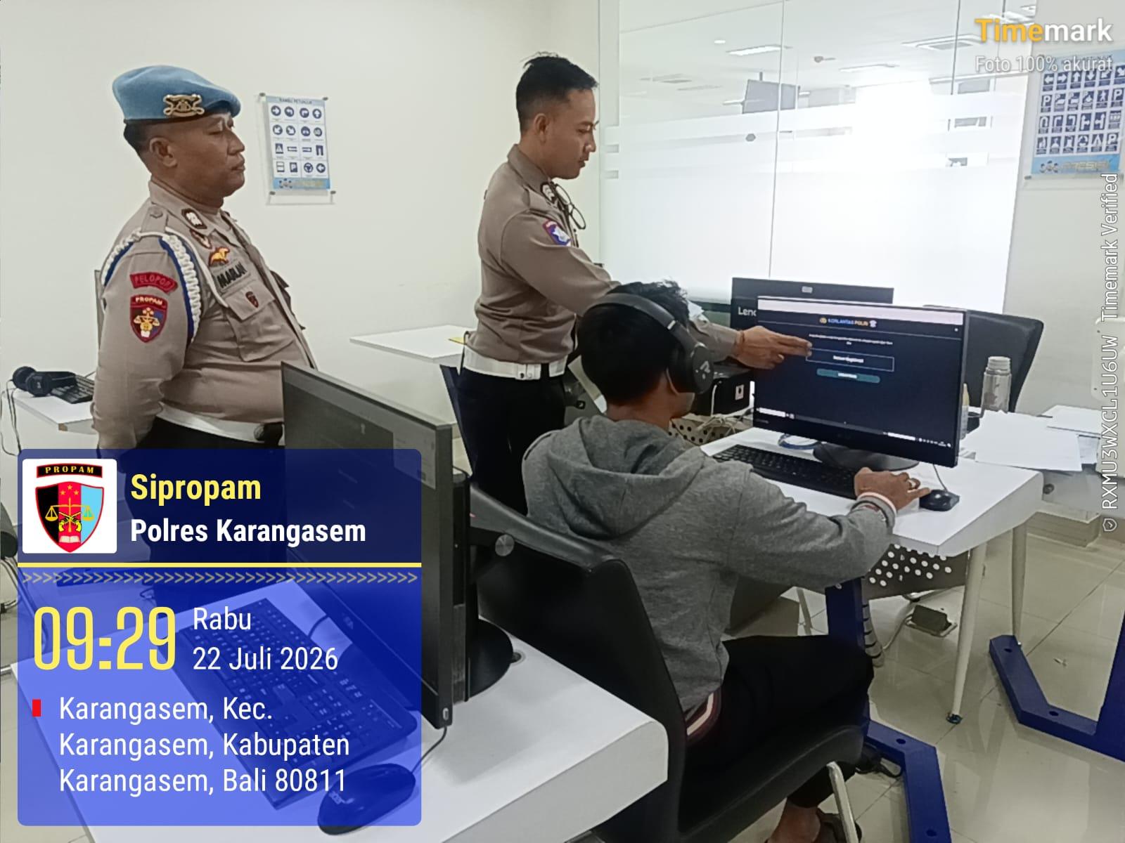 Diawasi propam, Personil Lantas Laksanakan Teori Avis Komputerisasi Bagi Pemohon SIM Baru