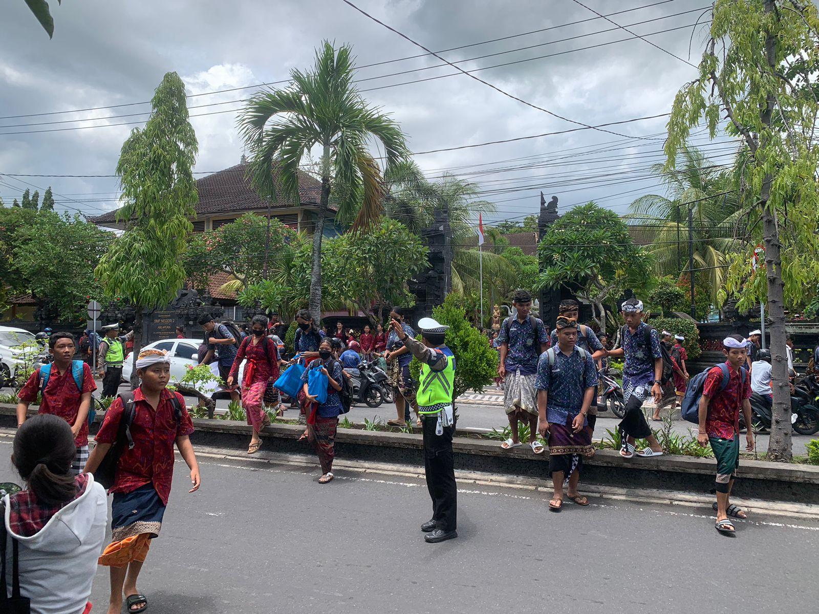 Anggota Lantas Polres Karangasem Laksanakan Penyebrangan Pelajar SMP N 2 Amlapura