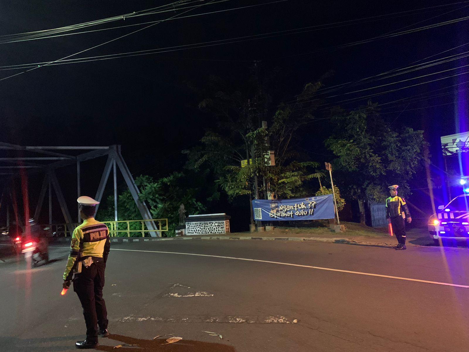  Satuan Lalulintas Polres Karangasem Melaksanakan Pengaturan Lalulintas Pada Malam hari
