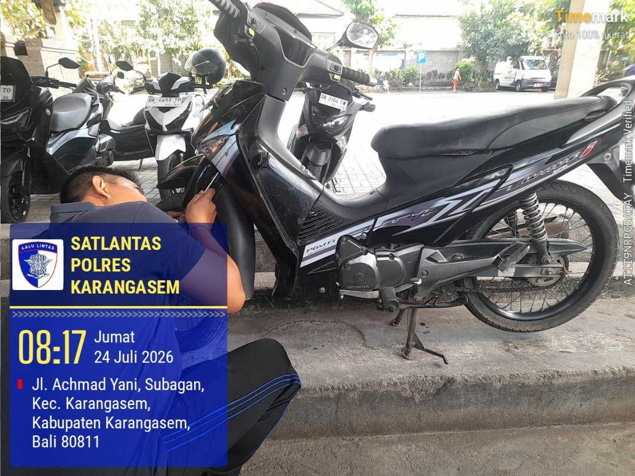 Pelayanan Gosok Mesin di Laksanakan Petugas Sat Lantas di SAMSAT Karangasem