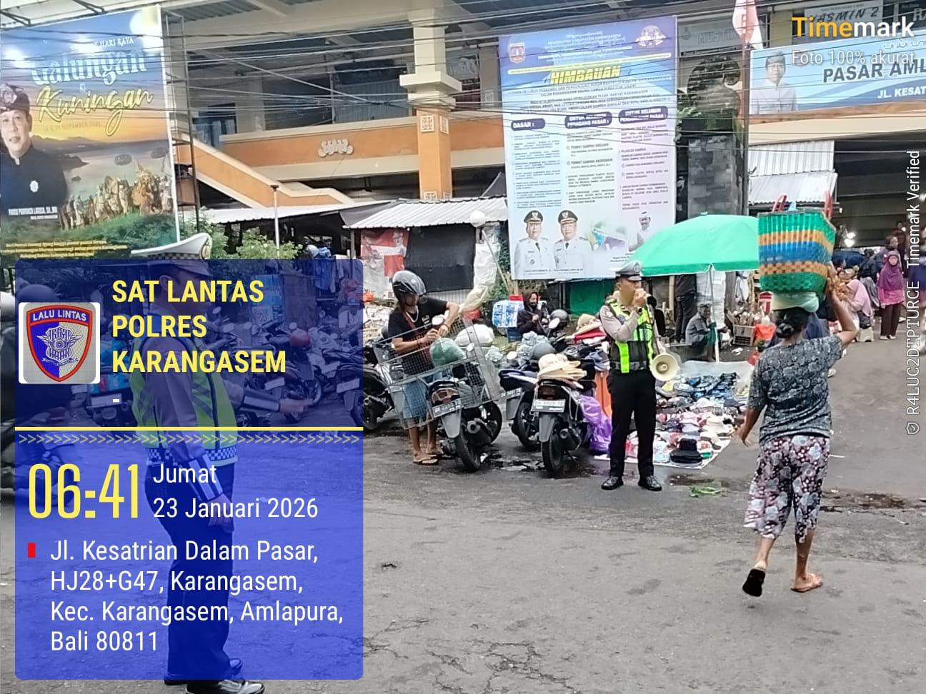 Anggota Kamsel Satuan Lalu Lintas Polres Karangasem Laksanakan Penerangan keliling di Pasar Timur Amlapura
