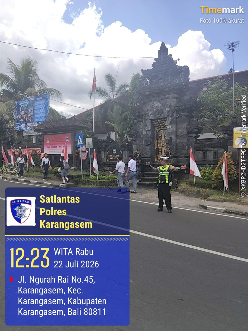 Tingkatkan Keselamatan Pelajar, Satlantas Polres Karangasem Rutin Sebrangkan Siswa SMA N 1 Amlapura