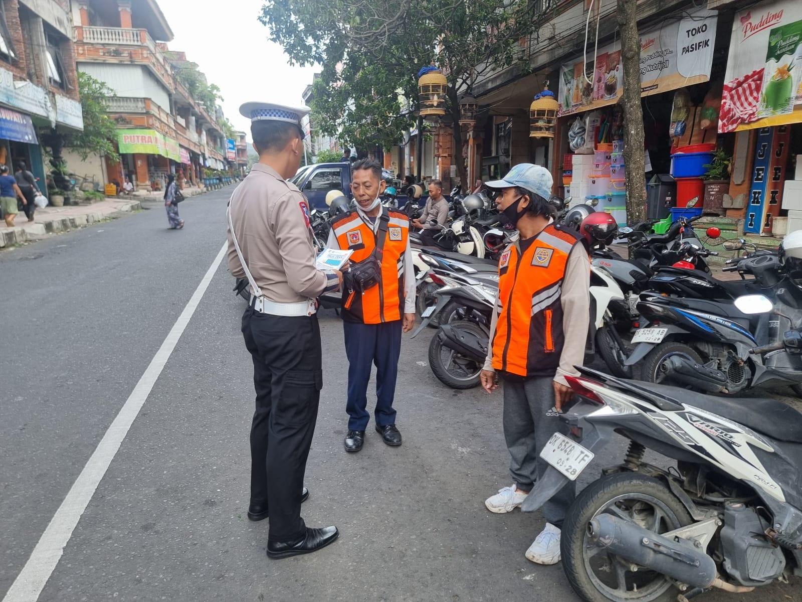 Hari Terakhir Ops Zebra, Sat Lantas Polres Karangasem Melaksanakan Pembagian Brosur di Pasar Amlapura
