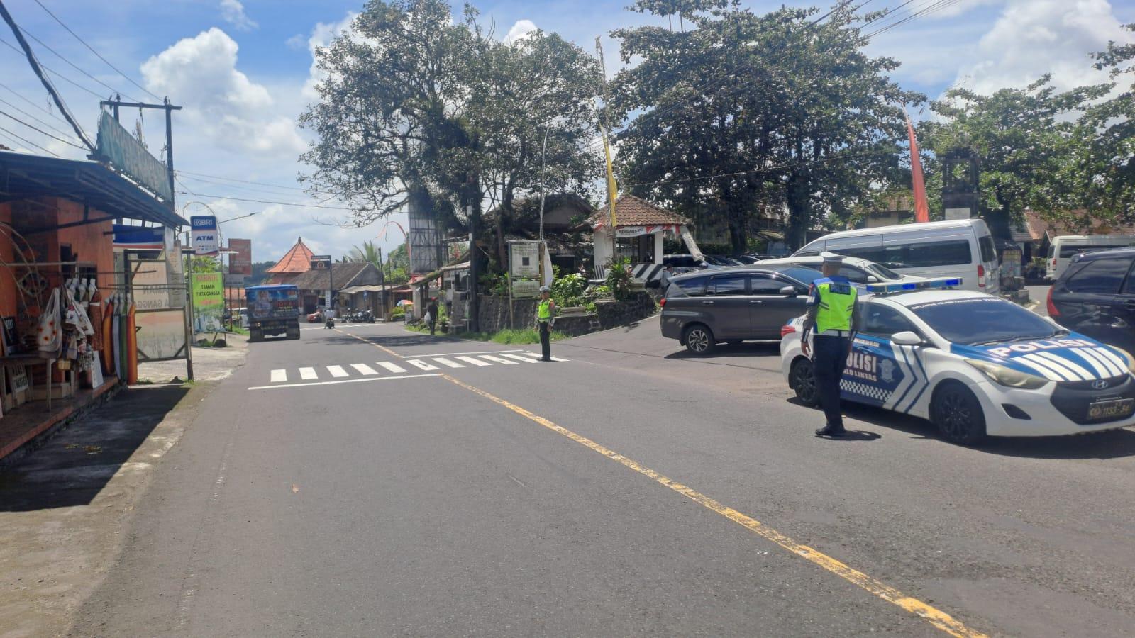Sat Lantas Melaksanakan Pengamanan di Obyek Wisata Tirtagangga