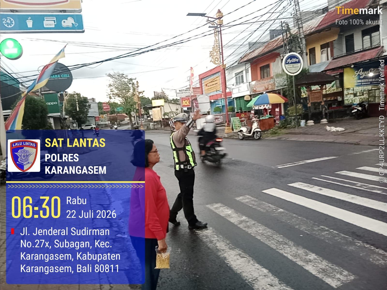 Anggota Lantas Polres Karangasem Laksanakan Gatur Pagi di Simpang Tiga BTN Taman Asri Karangasem