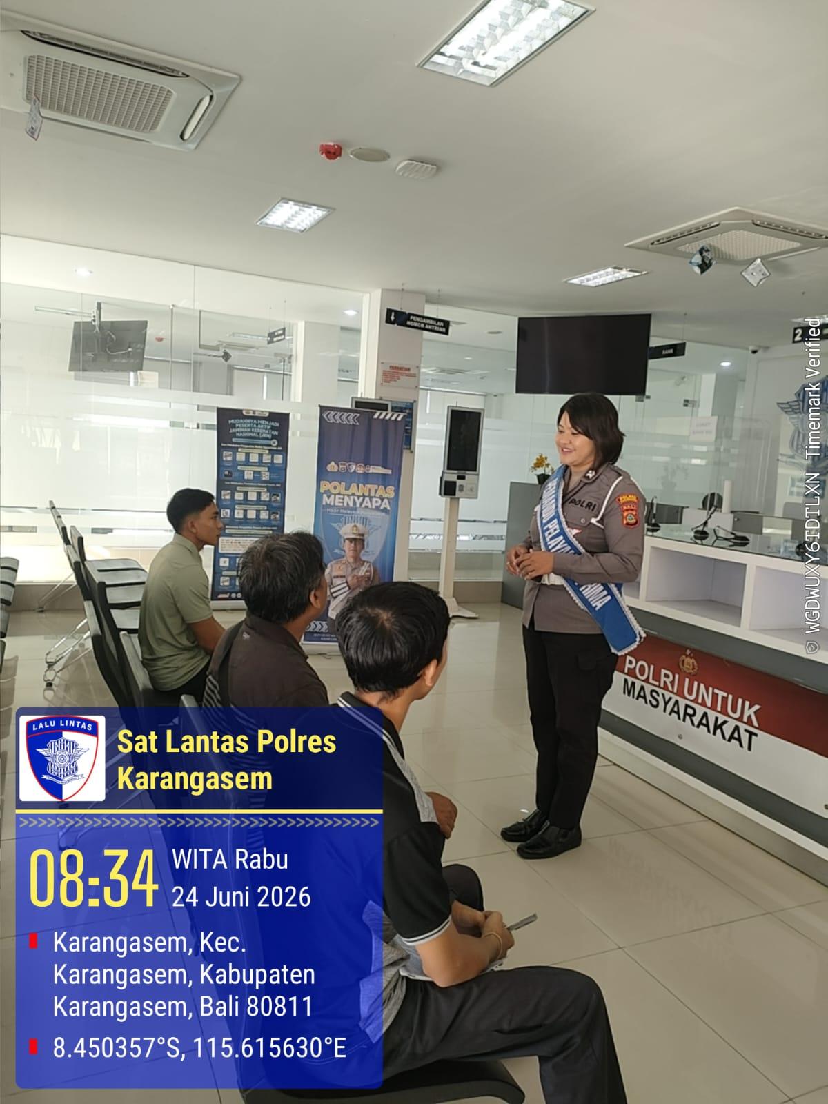 Pemandu Pelayanan Satpas Polres Karangasem Laksanakan Pelayanan Prima dan Terpadu kepada Masyarakat