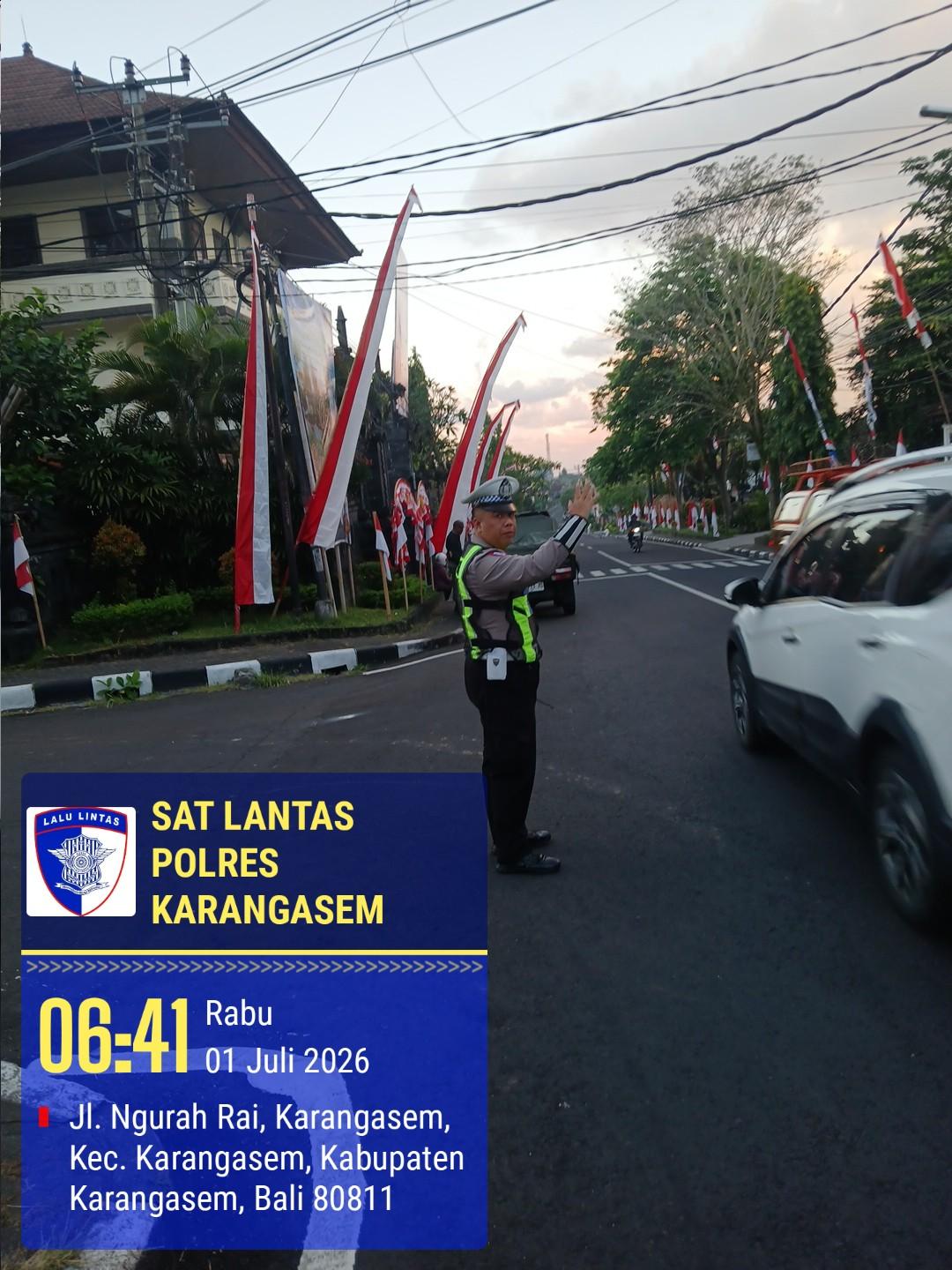 Sat Lantas Polres Karangasem mengintensifkan penjagaan dan pengaturan arus lalu lintas di sekitar Lapangan Tanah Aron untuk memastikan kelancaran berbagai rangkaian kegiatan peringatan Hari Bhayangkar