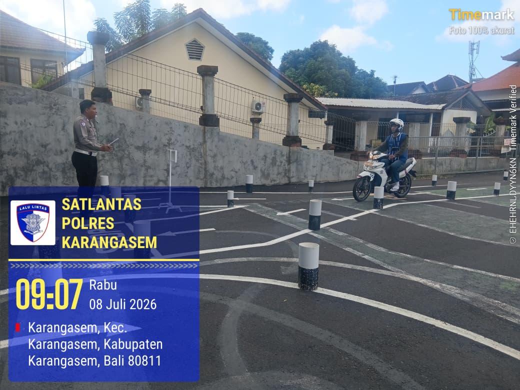 Pastikan Kelayakan dan Keselamatan Berkendara, Pemohon SIM Baru Jalani Uji Praktek di Polres Karangasem