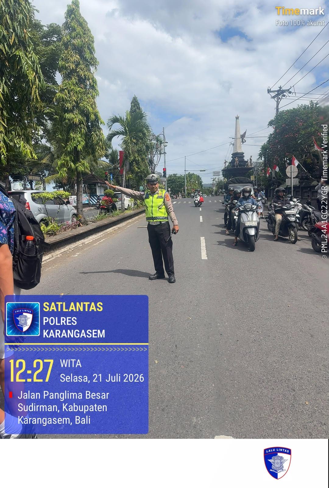  Anggota Lantas Polres Karangasem Laksanakan Penyebrangan Pelajar SMP N 2 Amlapura