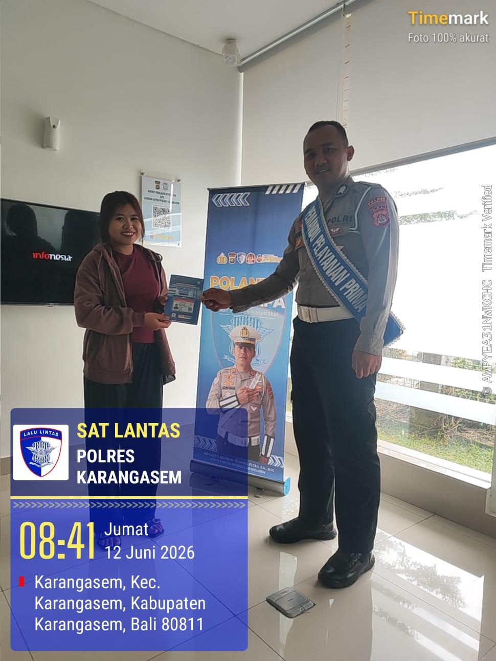 Penyerahan SIM terhadap pemohon SIM di Satpas Polres Karangasem