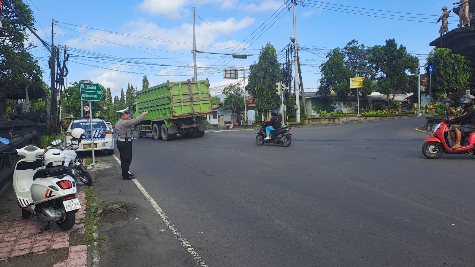 Agar Terciptanya Kelancaran Lalu Lintas Personil Lantas Melaksanakan Penjagaaan Dan Pengaturan di Ktl 2