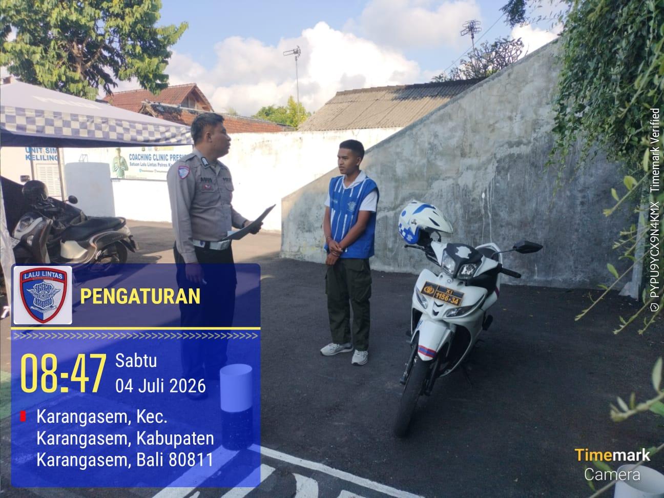 Pastikan Kelayakan dan Keselamatan Berkendara, Pemohon SIM Baru Jalani Uji Praktek di Polres Karangasem