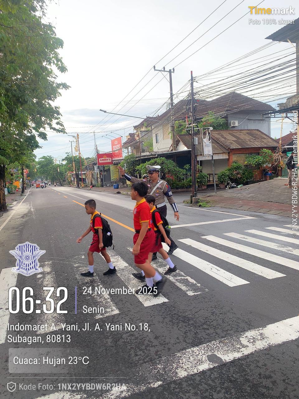 Polisi Sahabat Anak, Anggota Lantas Polres Karangasem Laksanakan Penyebrangan Pelajar SD Negeri 4 Subagan