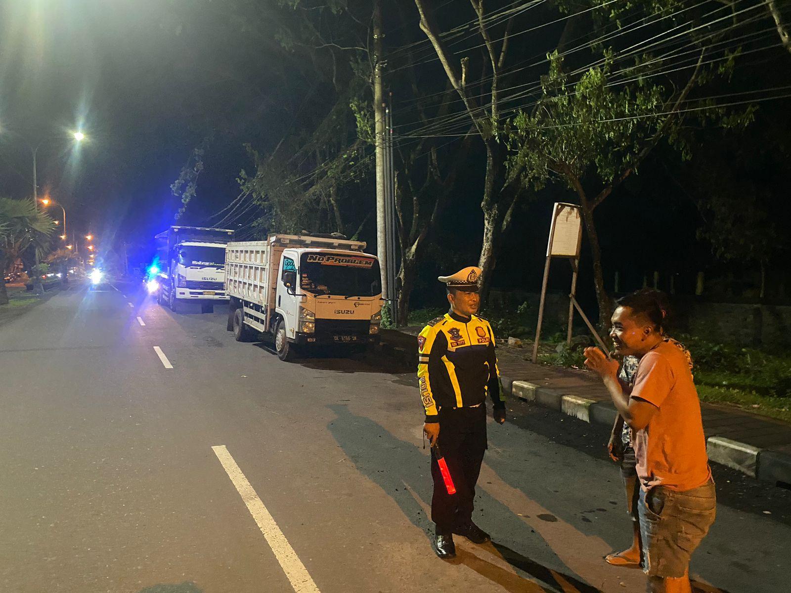 Unit Turjagwali Polres Karangasem Lakukan Patroli Blue Light Patrol dan Himbauan Parkir Truk