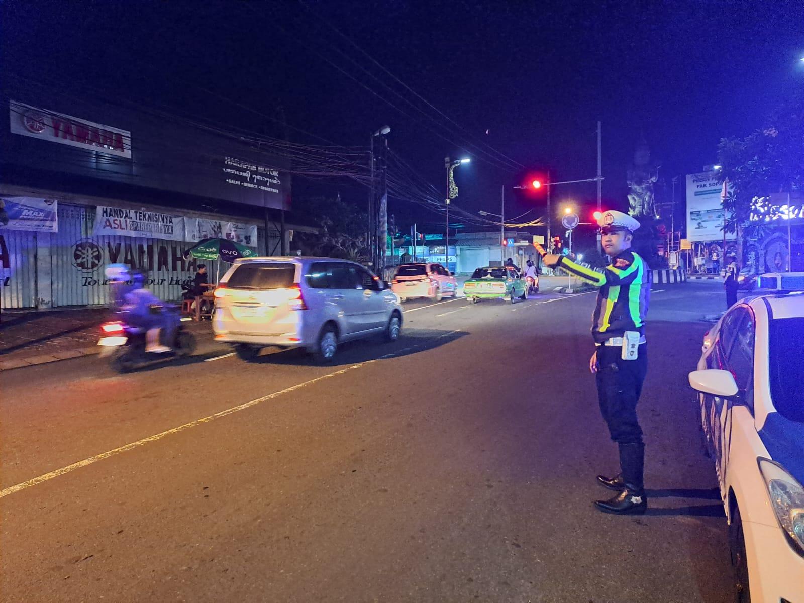 Unit Turjagwali Satlantas Polres Karangasem Laksanakan Patroli Barcode dan Blue Light