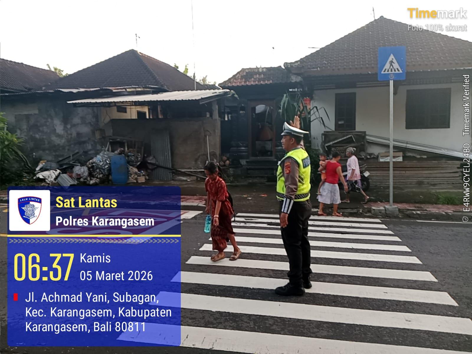 Cegah Kecelakaan Anak Sekolah Personil Lantas Laksanakan Penyebrangan di SD Negeri 1 Subagan