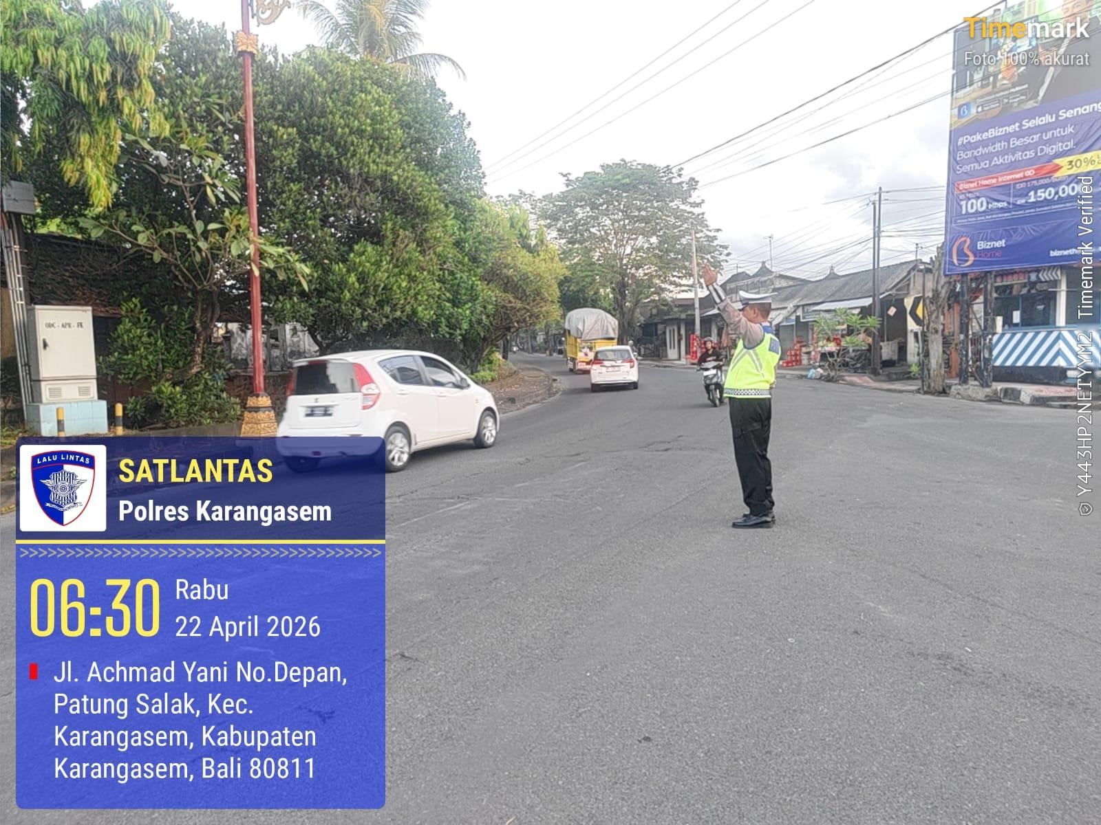 Unit Turjawali Sat Lantas melaksanakan Pengaturan dan Penjagaan di Pos 3 Patung Salak Jasri