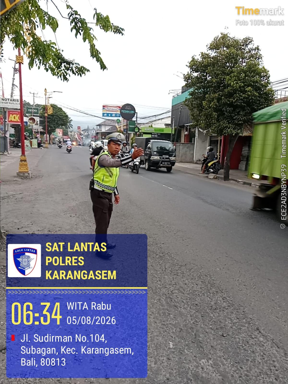 Pelayanan Prima Personil Lantas Dengan Melaksanakan Gatur Pagi di Depan MAN Amlapura