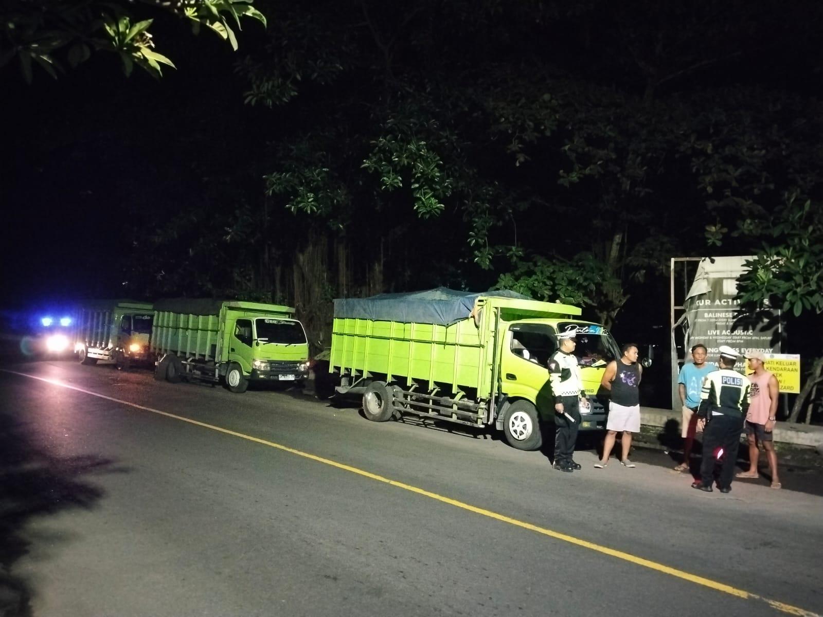 Unit Turjagwali Polres Karangasem Lakukan Patroli Blue Light Patrol dan Himbauan Parkir Truk