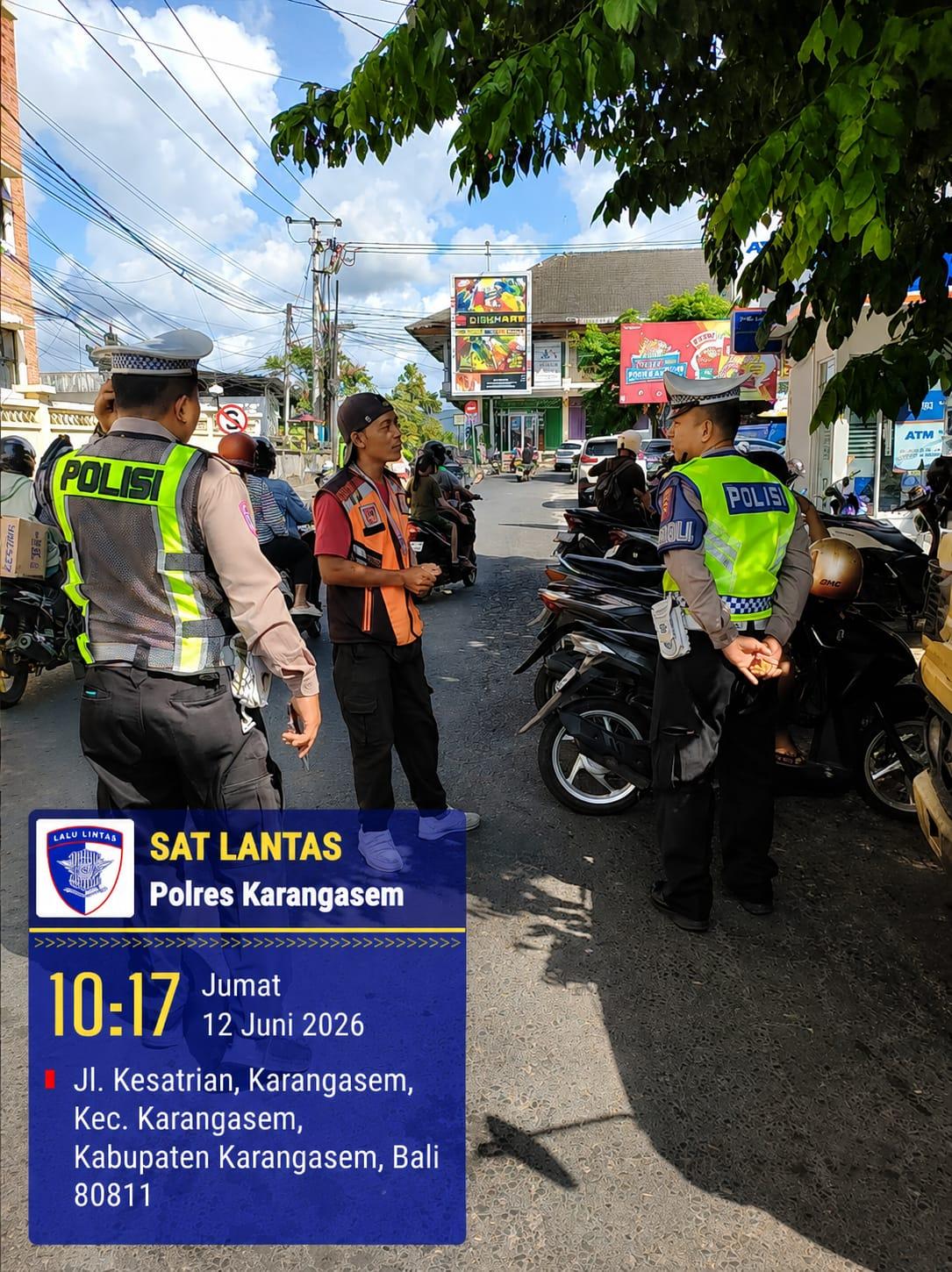  Dialogis Dengan Juru Parkir, Satlantas Laksanakan Himbau Kamseltibcar Lantas di Pasar Amlapura