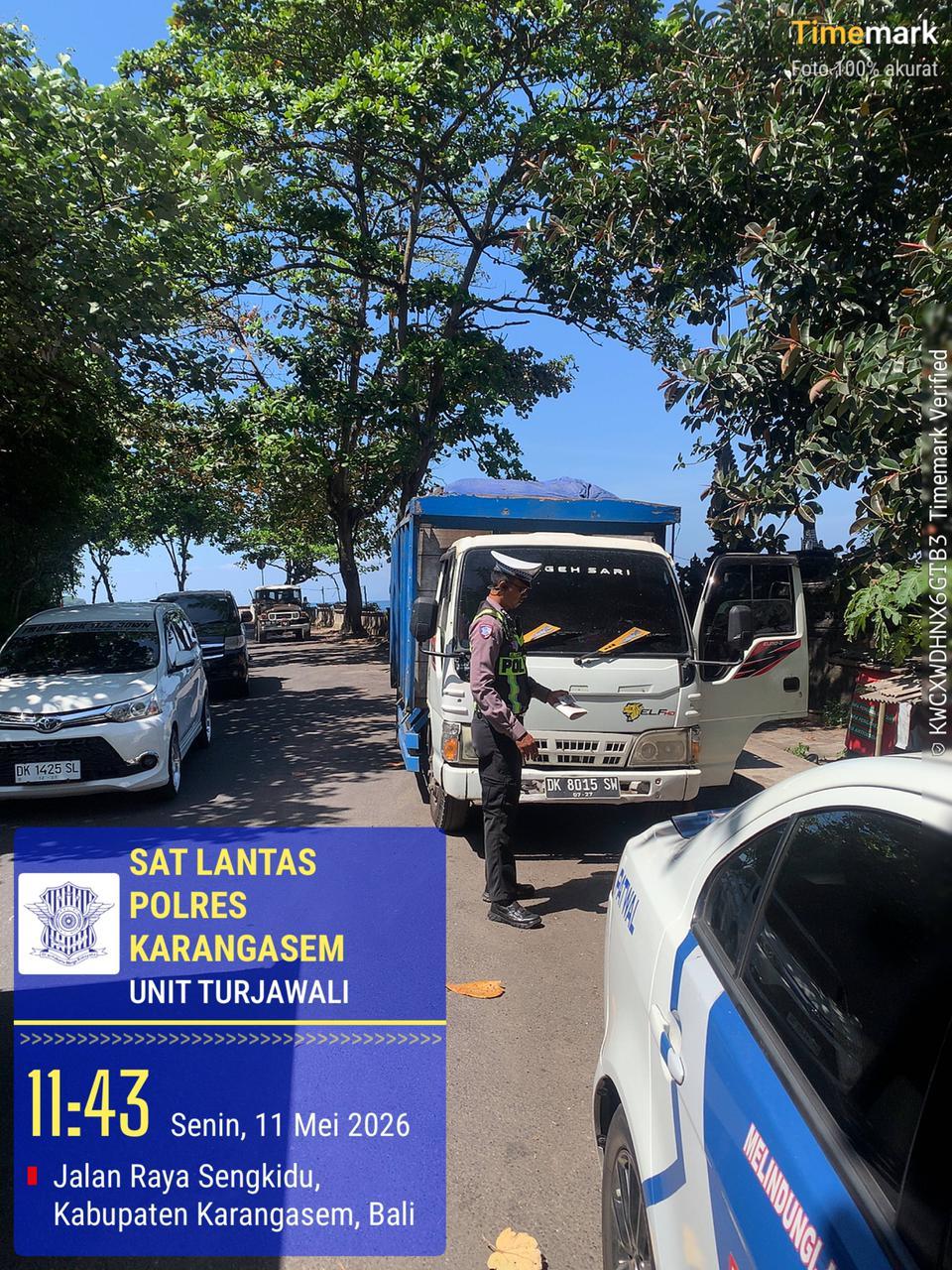 Satlantas Polres Karangasem Berikan Himbauan Parkir Truk di Obyek Wisata Candidasa