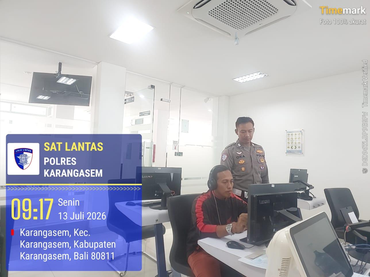 Ujian Teori Avis Komputerisasi Bagi Pemohon SIM Baru Langsung di Awasi Petugas Satpas Polres Karangasem