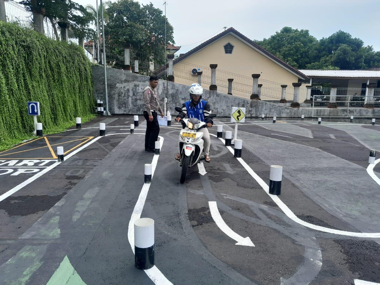 Pastikan Kelayakan dan Keselamatan Berkendara, Pemohon SIM Baru Jalani Uji Praktek di Polres Karangasem