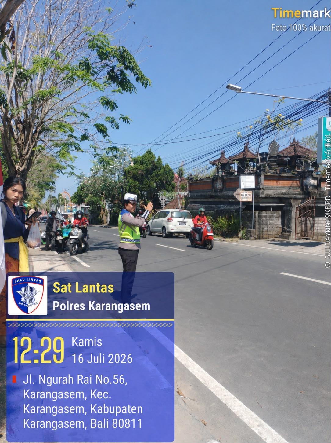 Tingkatkan Keselamatan Pelajar, Satlantas Polres Karangasem Rutin Sebrangkan Siswa SMA N 1 Amlapura