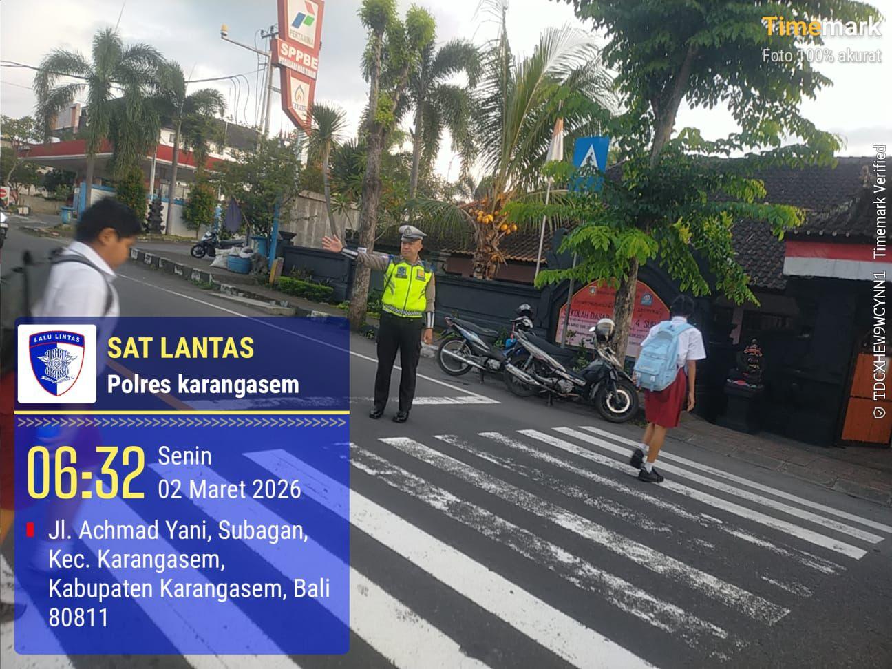Polisi Sahabat Anak, Anggota Lantas Polres Karangasem Laksanakan Penyebrangan Pelajar SD Negeri 4 Subagan