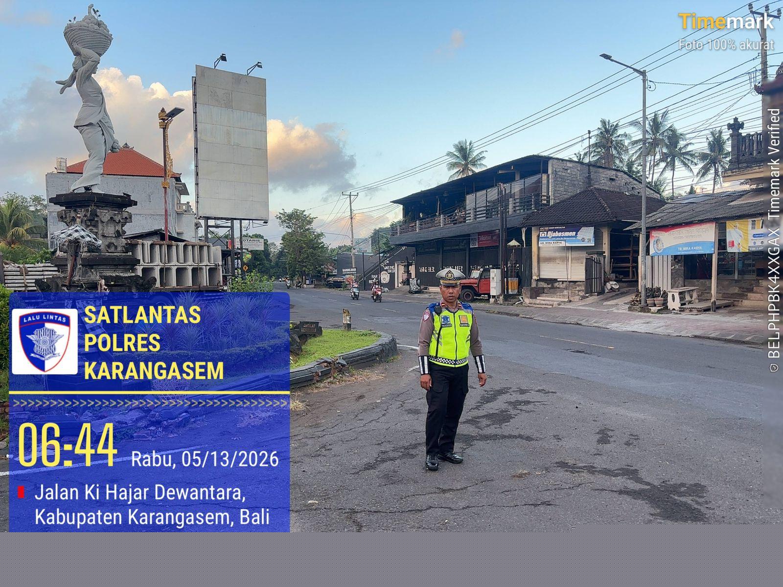 Unit Turjawali Sat Lantas melaksanakan Pengaturan dan Penjagaan di Pos 3 Patung Salak Jasri