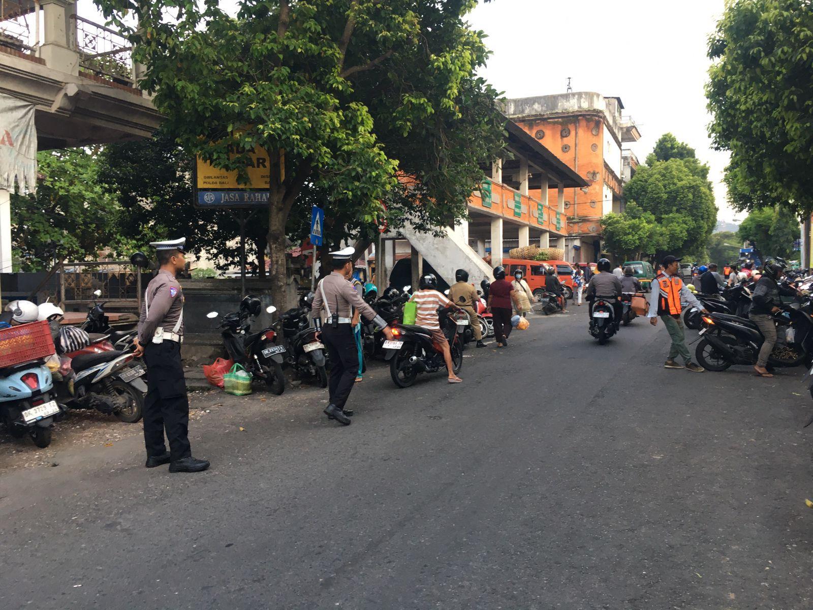 Pasar Timur Amlapura terpantau Landai Lancar dengan adanya Sat Lantas Polres Karangasem